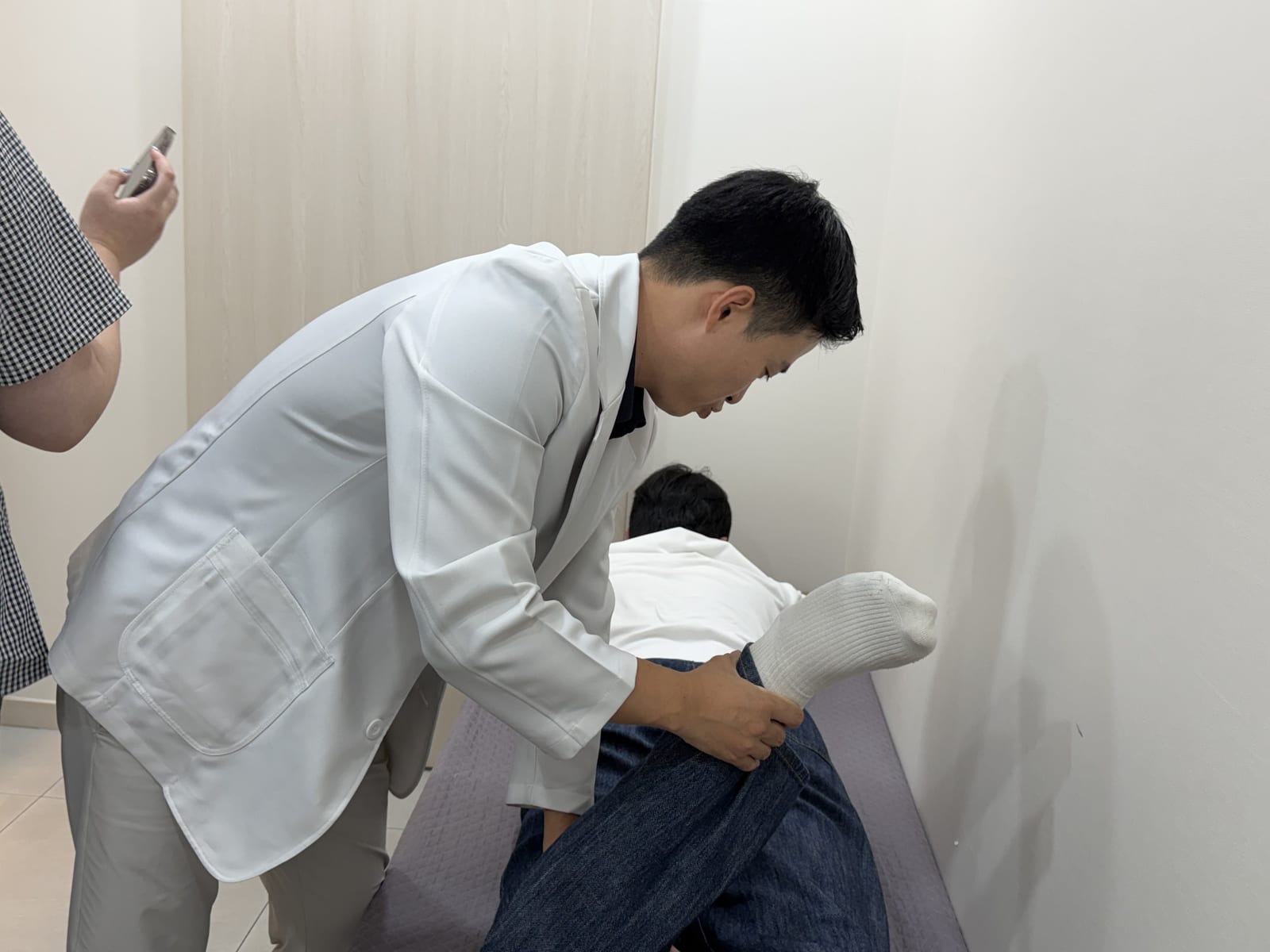다리를 들어 올려 신경이 눌리는지 봅니다